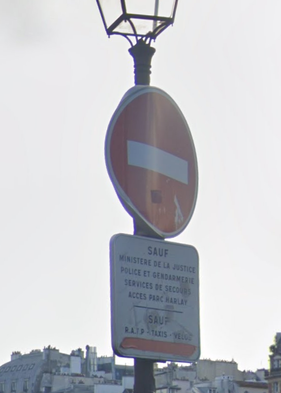 JCQDSE's tweet photo. ZTL : des données bidons. 

Selon la mairie de Paris, l'une des rues qui subit le plus la circulation de transit est le quai des Orfèvres, avec 4 véhicules sur 10. 

Petit problème : cette rue est... déjà interdite à la circulation, depuis plus de dix ans. 🥳

1/3 https://t.co/3xDznLnwWi