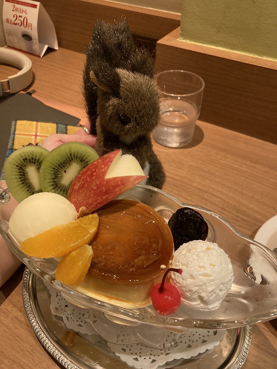 みみっち〜！みみっちのマネしてリスもプリンアラモード食べにきたよ！