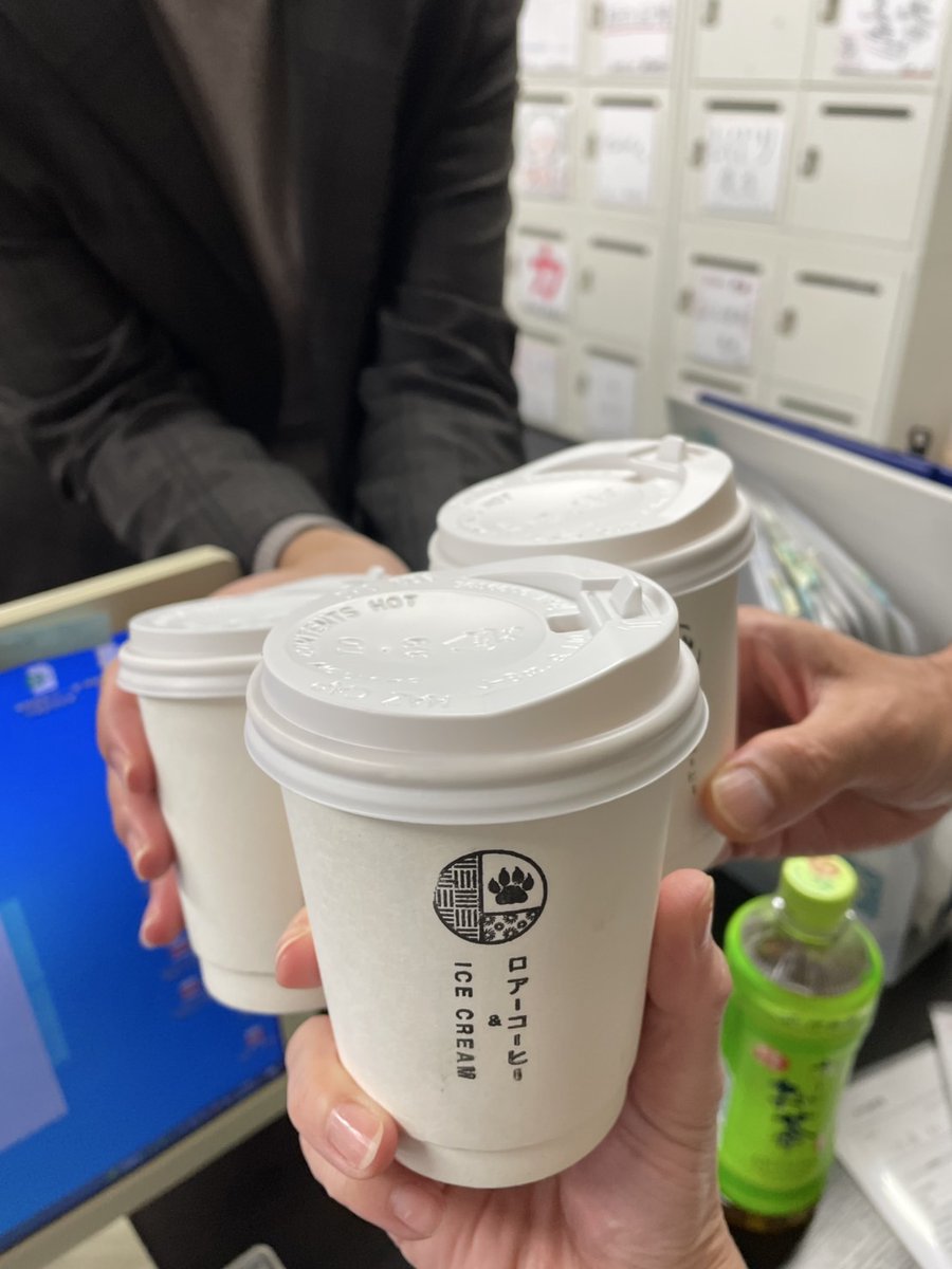 Maeda_GYL's tweet photo. 本日、採用3人目のメンバーが初出社！
クラークの��と一緒に乾杯ラテ☕
秋晴れが大成功の兆し✨
#採用 #プレイングマネージャー #IFA https://t.co/TOr2CA19di