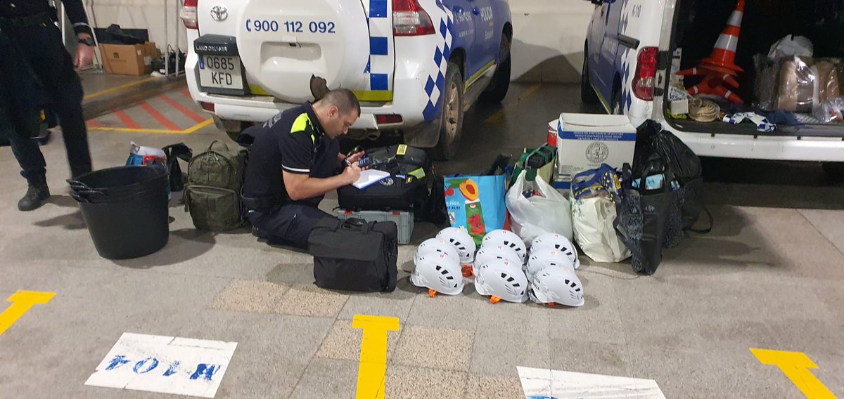 Aj_Sabadell's tweet photo. 👉 🚔 Els agents s’uneixen a un contingent de 78 persones i 21 vehicles en total per col•laborar aquest cap de setmana a València 🤝

#Sabadell #dana https://t.co/FI9CElYT2o