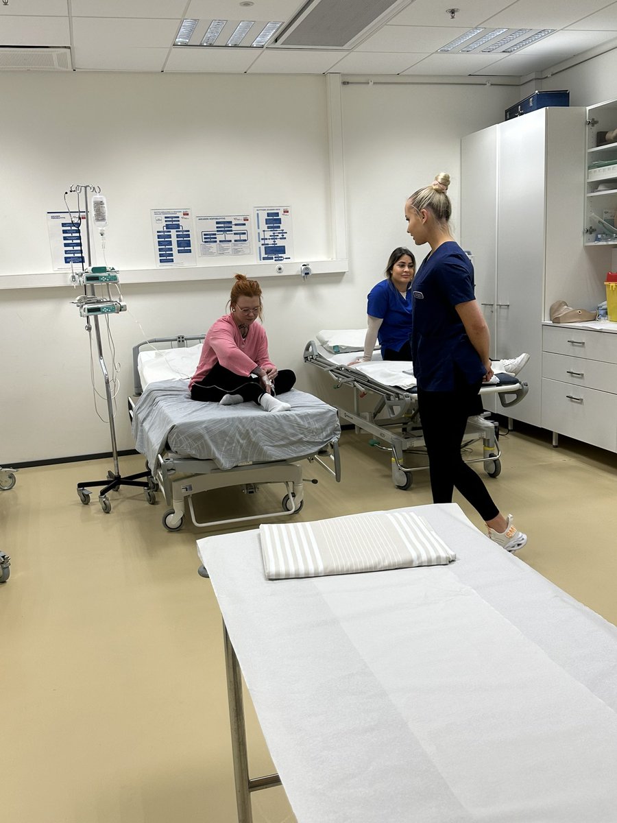 Moniammatilliset poliklinikka- ja osastosimulaatiot. Mukana sairaanhoitaja- ja lääketieteen opiskelijat 🤩
#interprofessional #simulation with #nursingstudent and #medicalstudent at <a href="/taitokeskus/">Taitokeskus</a>