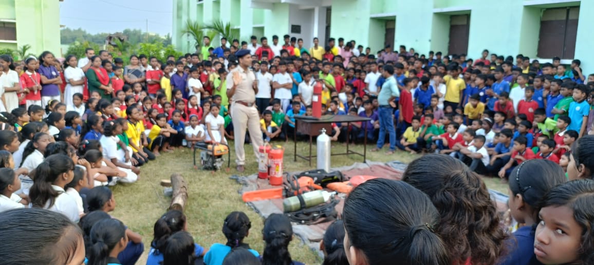 Emergency_Sun's tweet photo. On the occasion of Odisha Disaster Preparedness Day &amp; National Day for Disaster Reduction 2024 activities were conducted among students for building awareness on disaster resilience at a young age aware them on safety protocols. https://t.co/kiykPLsR99