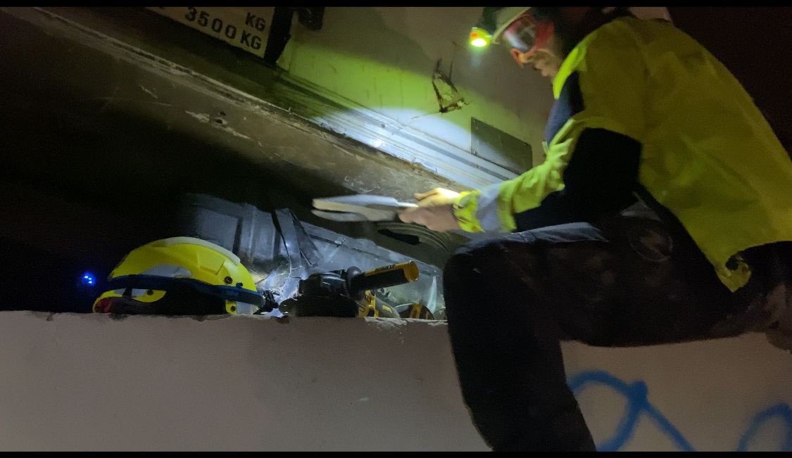 FranSoriano79's tweet photo. Toda la noche trabajando sin descanso.
A eso hemos acudido los del @cpbmalaga a #Valencia

Gasolineras sin suministro y  motores de equipos parados. 
Recurso: coches que van al desagüe nos abastecen.

Ahí estamos 💪🏻
Orgulloso de los míos. 

#bomberos
🚒💡 https://t.co/7HRJdSDPvI