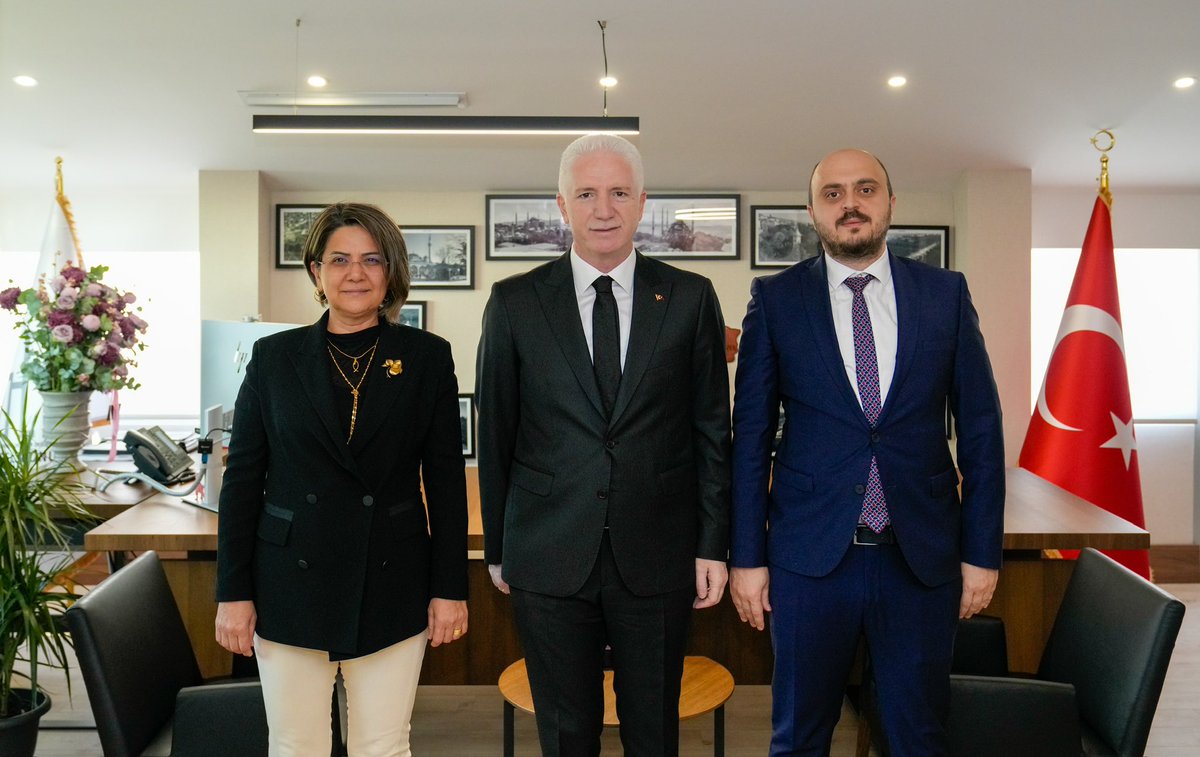 Valimiz Davut Gül, Kentsel Dönüşüm Başkanlığı Marmara Kentsel Dönüşüm Genel Müdürlüğü’nü ziyaret etti.

Vali Gül, yürütülen çalışmalara ilişkin Kentsel Dönüşüm Başkan Yardımcısı Sn. Hicran Çakmak ve Genel Müdür Sn. Sezayi Köse’den bilgi aldı.

<a href="/gul_davut/">Davut GÜL</a>

📍Üsküdar