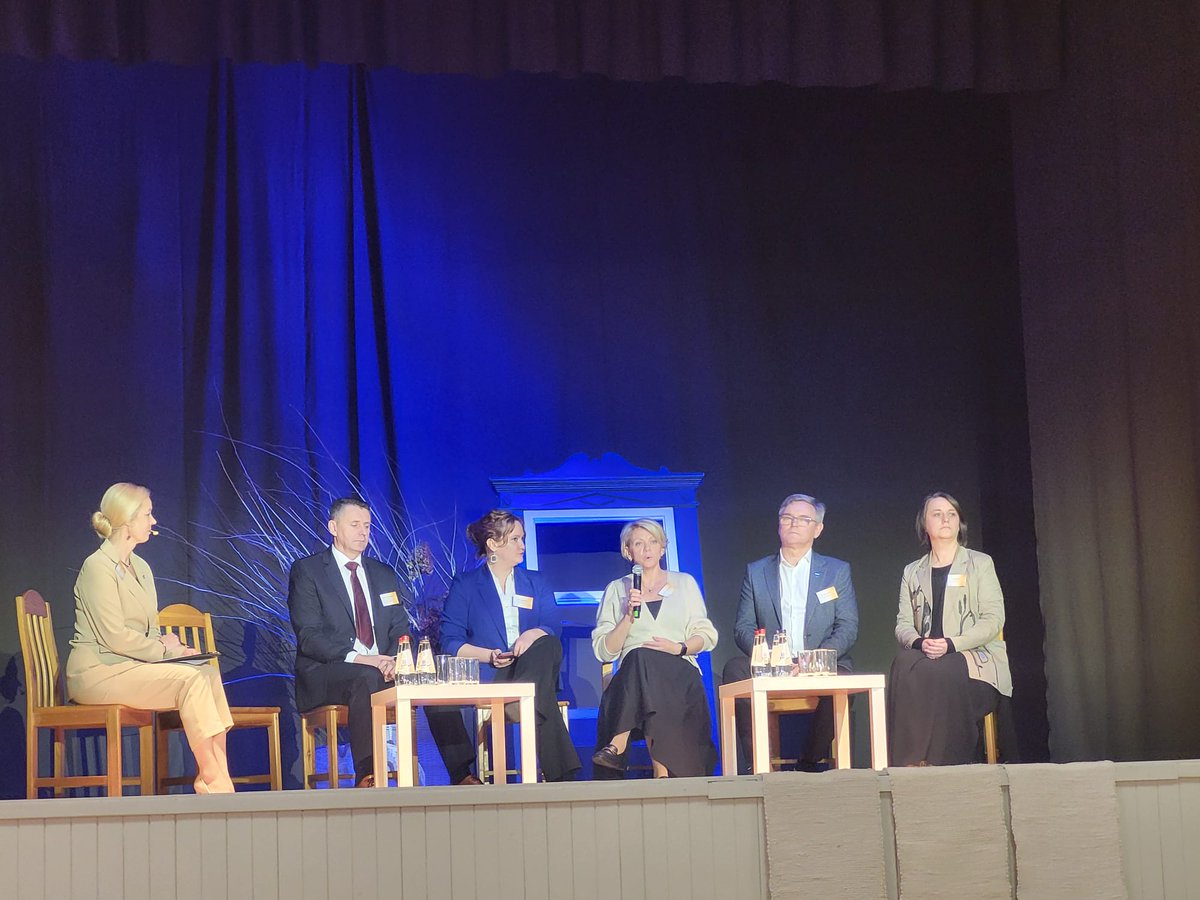 Fridenberga_A's tweet photo. Biju Indrā forumā par sabiedrības noturību pierobežā. Prieks, ka @balvu_novads un @rezeknesnovads apzinās NVO nozīmi un izmēģina dažādus "rīkus" kā aktivizēt iedzīvotājus, piem. Iedzīvotāju padomes. Un @KM_kultura veidos īpašu atbalsta programmu pierobežas NVO. https://t.co/G4qrqnhUP4