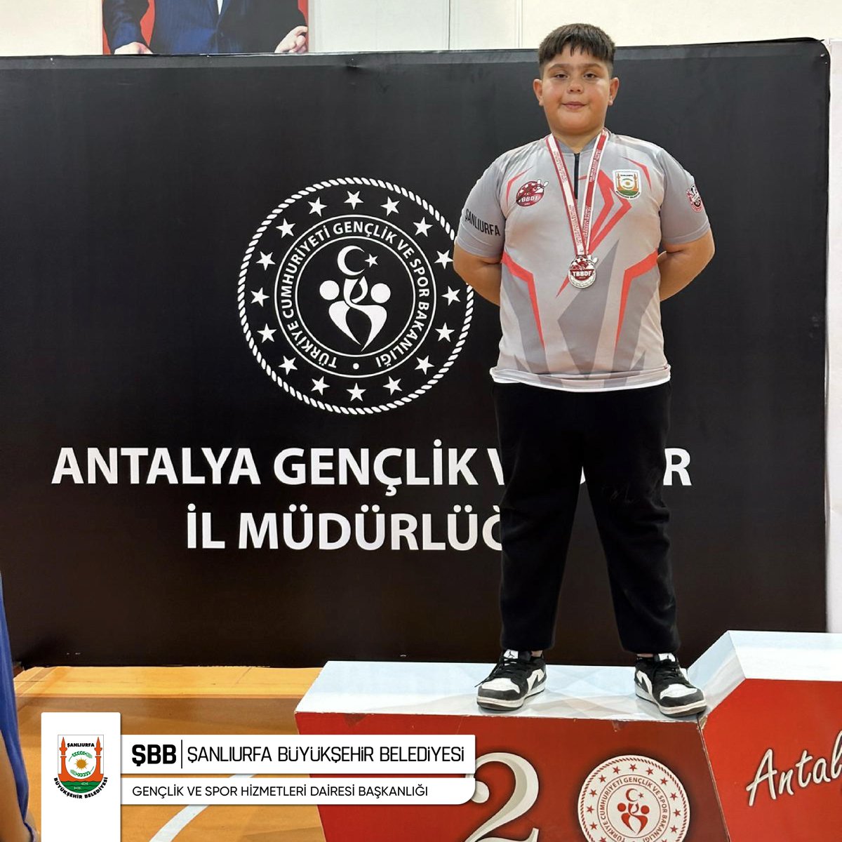 sanliurfabld's tweet photo. Antalya/Kemer'de düzenlenen 2024-2025 Şehit Eren Bülbül Sezonu 1. Ayak Türkiye Dart Şampiyonası'nda Minikler kategorisinde Şanlıurfa Büyükşehir Belediye sporcusu Ahmet Özsu Türkiye ikincisi olmuştur. 🥈🎯

Sporcumuzu ve antrenörünü tebrik eder, başarılarının devamını dileriz. https://t.co/ih6CG5FxWd