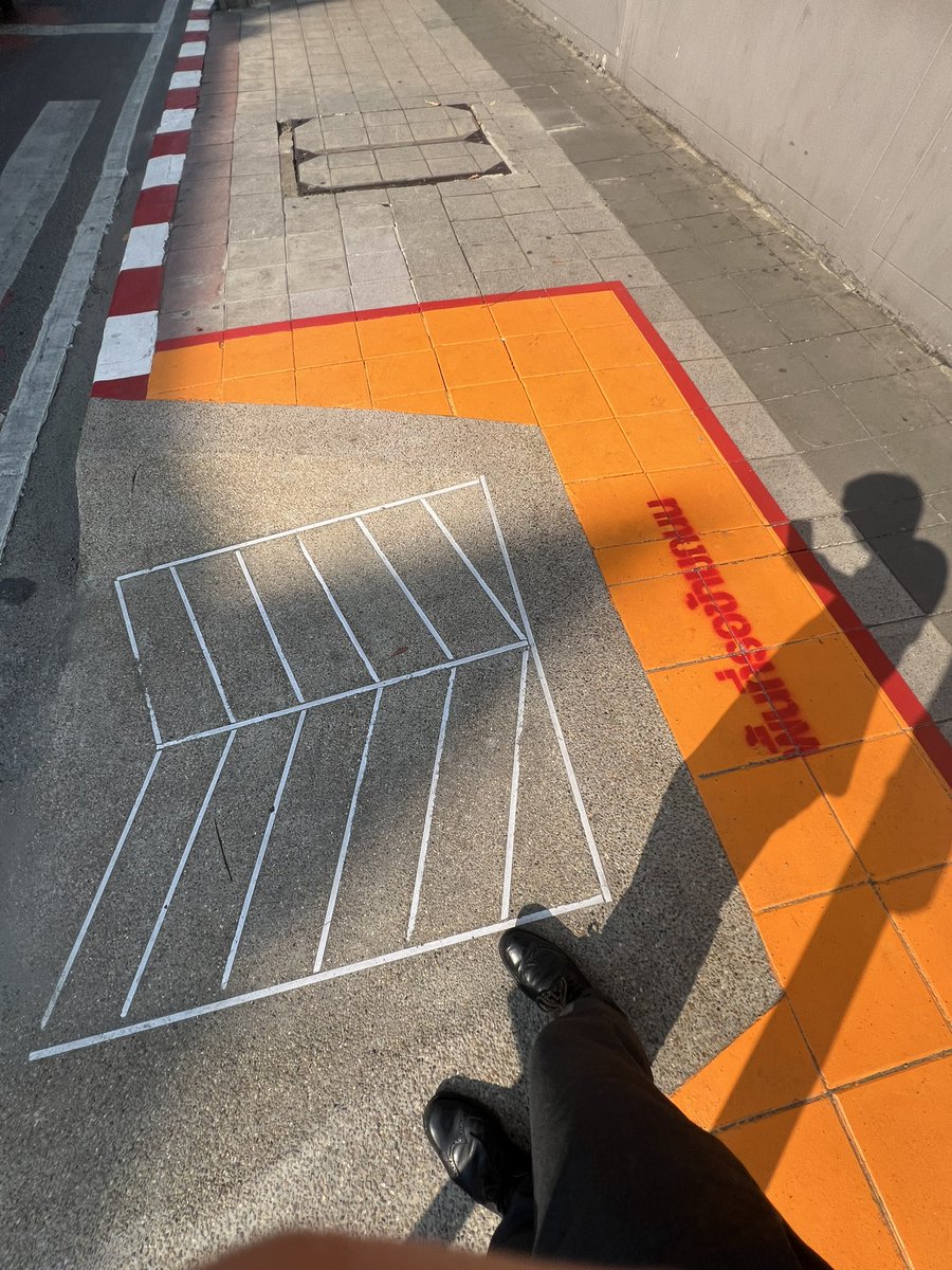 dayzerobangkok's tweet photo. この枠の中にいないと信号が変わらないの暑すぎてきつい https://t.co/lGVZxIpqLw