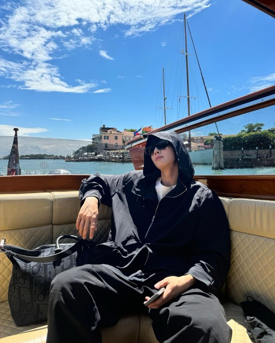 c_eunwcc's tweet image. #openplot 

Alex leaned back comfortably on the cushioned seat of the boat, his hood drawn up, dark sunglasses shielding his eyes from the midday sun. The boat cut smoothly through the shimmering water, a warm breeze ruffling his clothes.