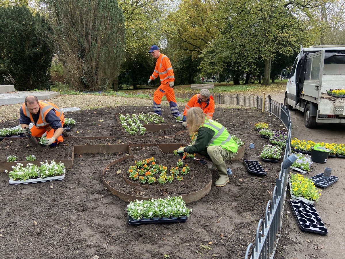 LatynNL's tweet photo. De Leidse sleutels liggen er weer fleurig bij…
‘Samen aan de slag’ als vrijwilligers - #Werfparkvrienden - met tuinmannen van de gemeente. Was erg leuk om te doen.
Ook leuk: het onderhouden van gedeelten van het park door vrijwilligers: 2e vrijdag van de maand, van 10-12 uur. https://t.co/yowEOIFFNe
