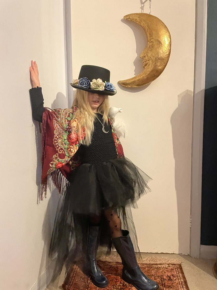 Happy Halloween  
#StevieNicks #fleetwoodmac <a href="/StevieNicks/">Stevie Nicks</a> 🕊️🌙🎩🖤