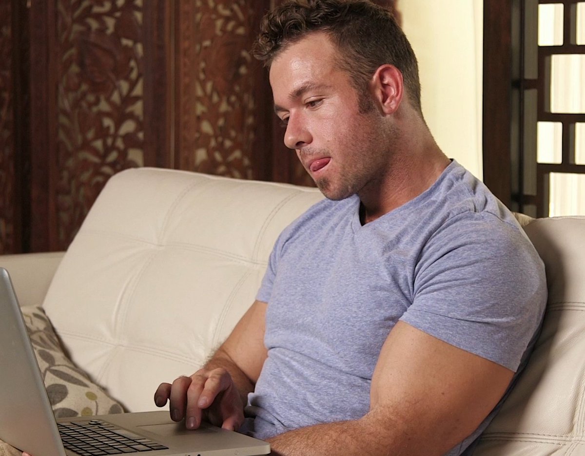 chadwhitexxxfun's tweet photo. watching his own porno movies? ;) @chadwhitexxx https://t.co/Qhvy7wrQBM