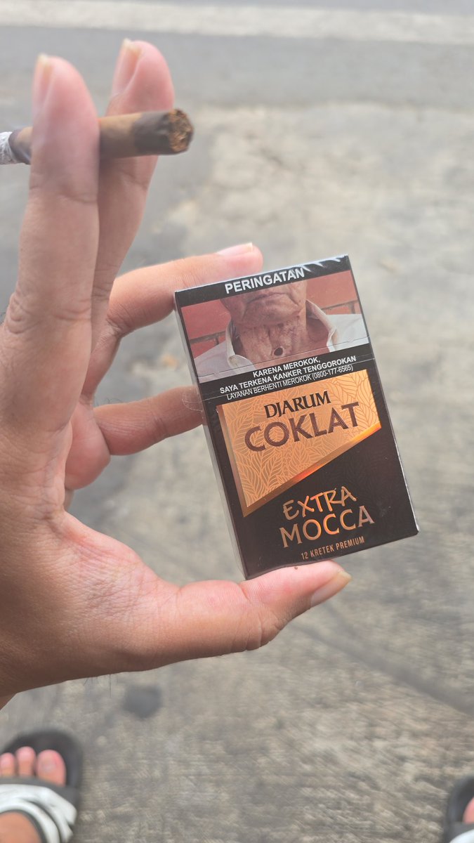 review_rokok's tweet photo. Bonus, kata yang punya warung sudah masuk sejak Selasa lalu

Djarum Coklat Extra Mocca, perpaduan antara kopi dan coklat yang sangat halus buat saya pribadi (bahkan lebih beres ketimbang rasa dari Djarum Espresso)

Ulasannya menyusul intinya 🙏 https://t.co/Nuu82YGs9f