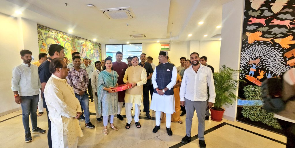 BaggaNeha's tweet photo. मुख्यमंत्री निवास में कल माननीय मुख्यमंत्री @DrMohanYadav51 जी से भेंट कर दीपावली की बधाई एवं शुभकामनाएं प्रेषित की।

#शुभ_दीपावली🪔 https://t.co/TczpwNwdiM