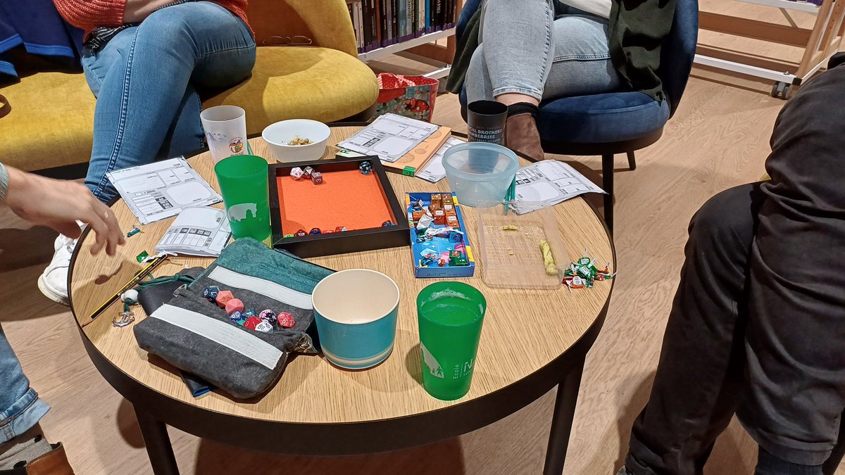 Hier soir c'était l'occasion d'initier ou de refaire découvrir le JDR à 4 personnes de mon petit village avec Horreur Liminale, fraîchement traduit par <a href="/PPRenaud90/">Pierre-Philippe Renaud</a>. Spooky !