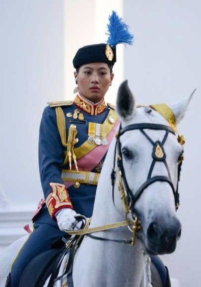 💛💜 💂กองทัพไทย💂 ขอเรียนเชิญพี่น้องประชาชนรับชมการถ่ายทอดสดพิธีสวนสนามและถวายสัตย์ปฏิญาณตนของทหารรักษาพระองค์ฯ เนื่องในโอกาสพระราชพิธีมหามงคลเฉลิมพระชนมพรรษาพระบาทสมเด็จพระเจ้าอยู่หัวครบ ๖ รอบ ณ พระลานพระราชวังดุสิต ในวันอังคารที่ ๓ ธันวาคม ๒๕๖๗ เวลา ๑๖.๐๐ นาฬิกา เป็นต้นไป