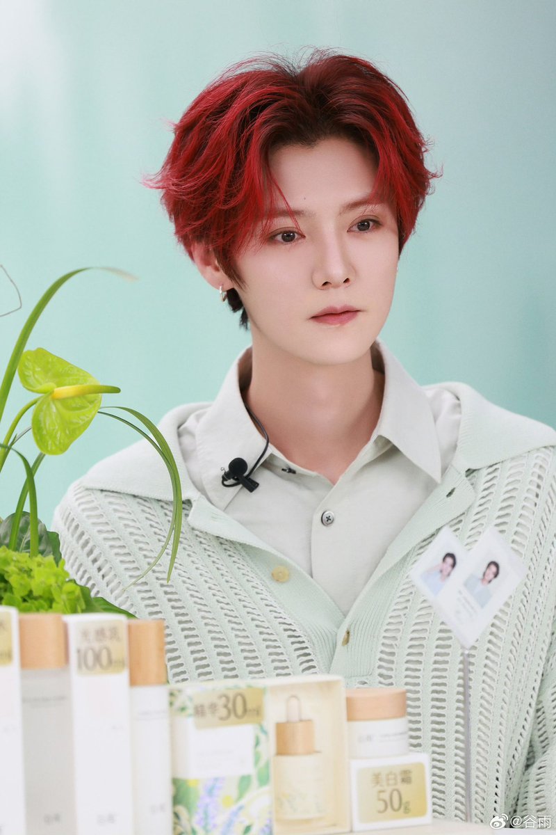 luking0420's tweet photo. #LuHan LH #鹿晗

[PHOTO] 241101 Guyu’s Weibo update:

The newly released Lu Han’s live broadcast of beautiful pictures is here! Thanks again to the Global Brand ambassador of Guyu, Lu Han. Lu Han and Guyu have completed a two-way agreement to open the era of aurora licorice with a powerful core and finding the direction of the heart!

Cr. 谷雨
Link: https://t.co/tl519aBJQn
