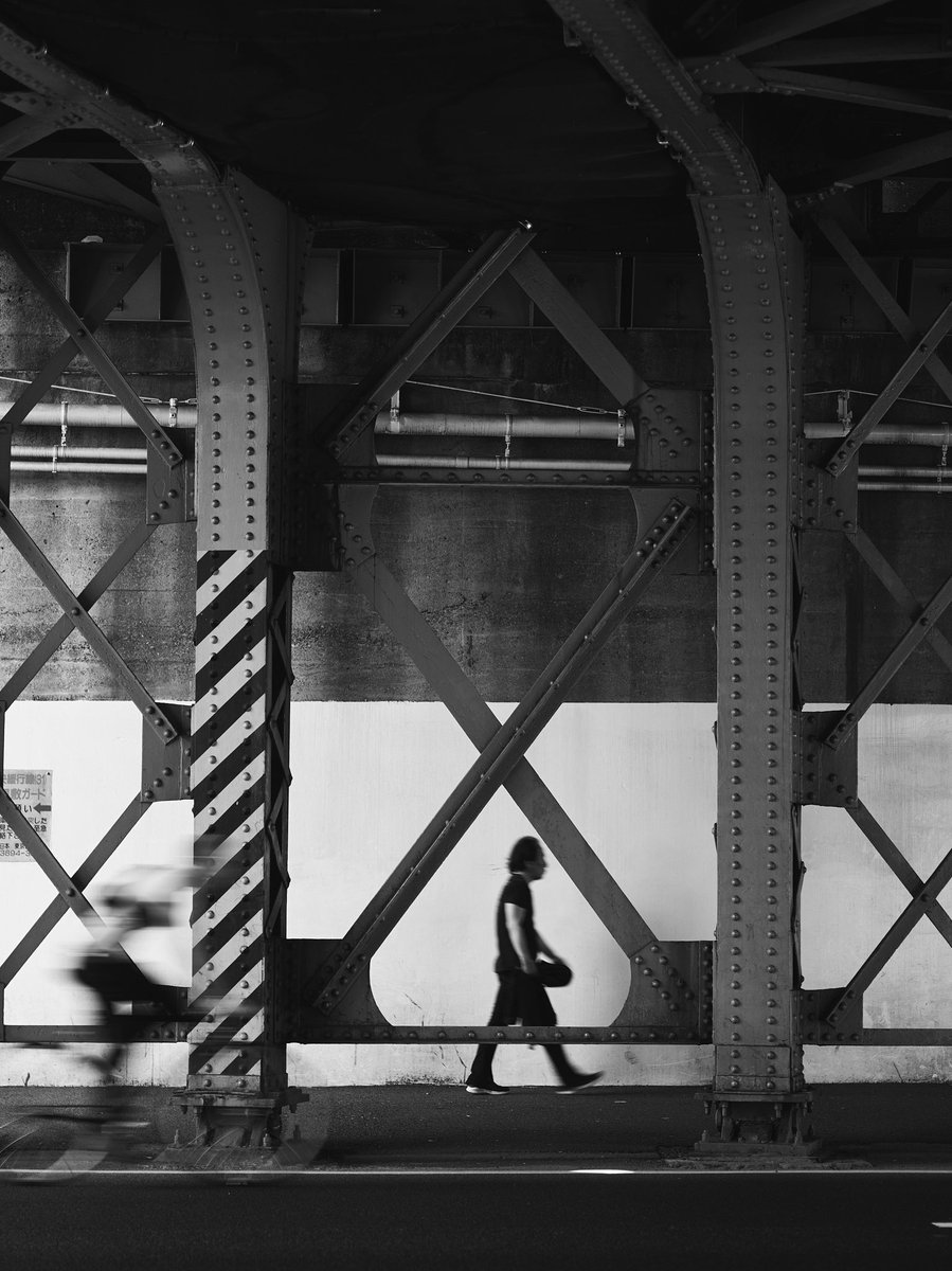 SeigiStreet's tweet photo. Silence flows through the steel framework. A solitary journey drawn within the countless lines of the city.

#中判カメラ #MAMIYARZ67 #モノクロ写真 #都会の静けさ #MediumFormat #Monochrome #UrbanLoneliness #SteelFramework https://t.co/gQiZeQITDf