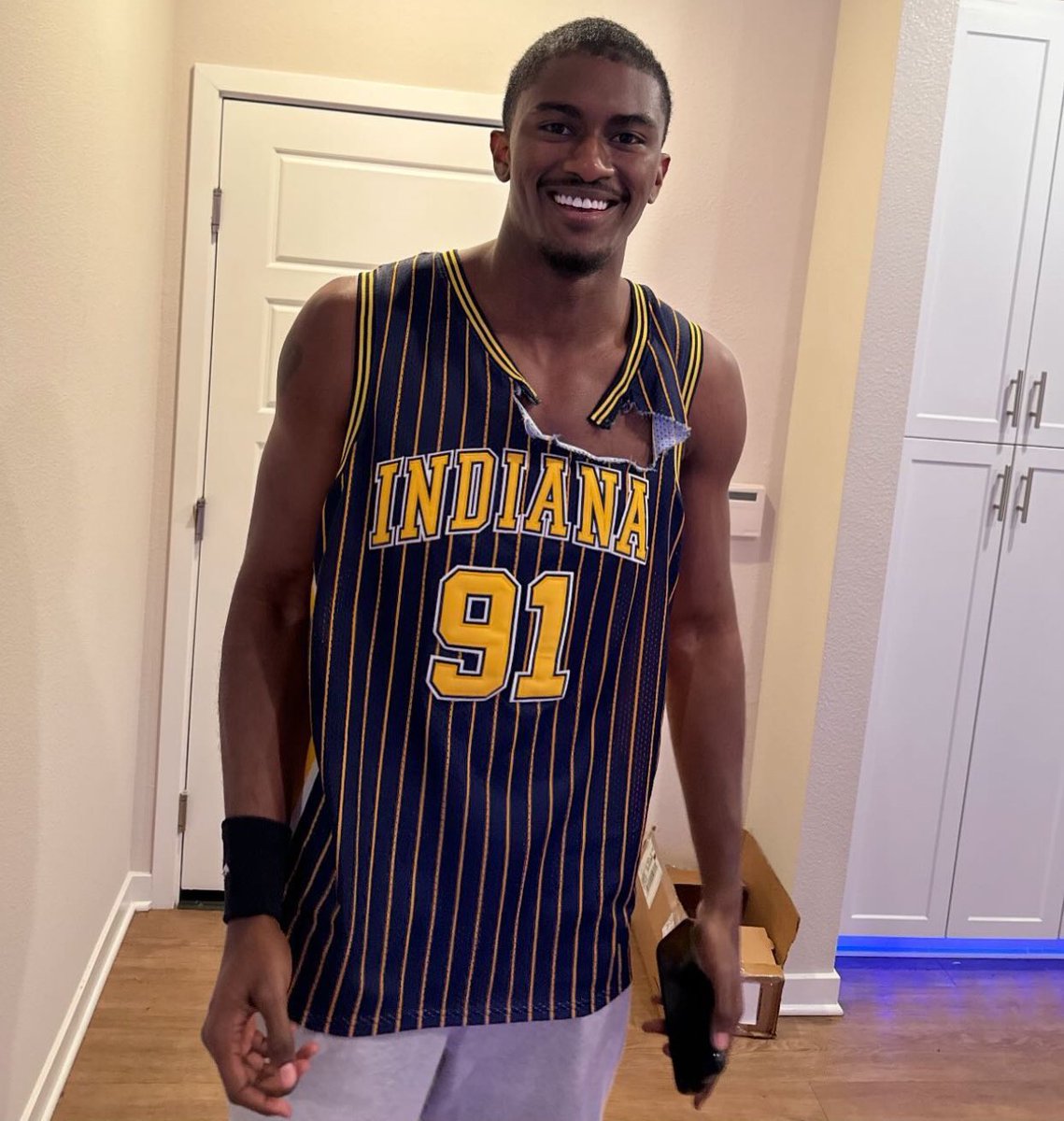 TrashTalk_fr's tweet image. 😭😭😭 le fils de Ron Artest qui se déguise en son père le soir de la baston 2004 à Détroit