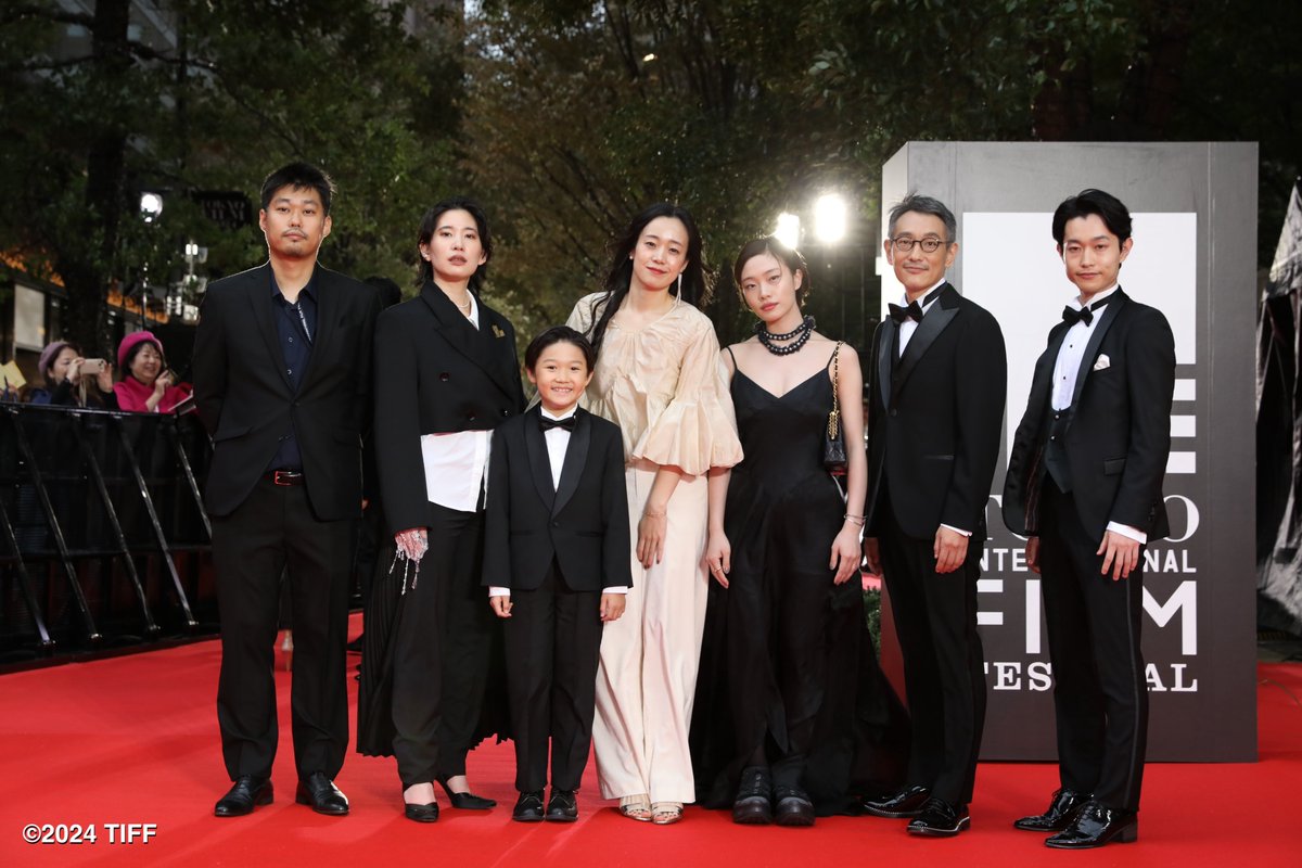 takino_ht's tweet photo. #東京国際映画祭2024 
『くまをまつ』レッドカーペット写真①
（左から）
#平野鈴
#渋谷いる太
#大場みなみ
#松浦りょう
#内田周作
#竹内啓

明日、11/2(土)13:30-回がラスト上映となります！
https://t.co/O9rygrZLko https://t.co/GnWZH3dExV