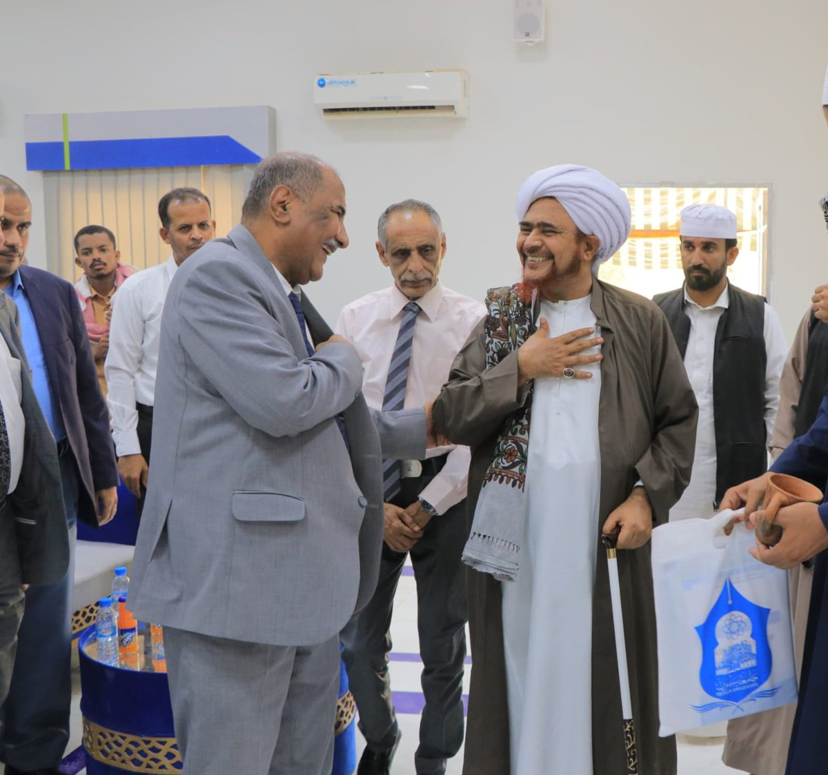 habibomar's tweet photo. واقع الشباب المسلم بين الطموح والإحباط.. الأسباب والمعالجات:
محاضرة للعلامة الحبيب عمر بن حفيظ في كلية الآداب واللغات بجامعة سيئون، ضحى يوم الإثنين 25 ربيع الثاني 1446هـ

استضافت جامعة سيئون الحبيب عمر بن محمد بن حفيظ ليلقي محاضرة للطلاب والطالبات
للاستماع والحفظ إلى المحاضرة والمداخلات:
https://t.co/UVpUYDhj0l

نظمتها عمادة كلية الآداب واللغات بالتنسيق مع جمعية التراث الإسلامي والمجلس الطلابي بالكلية، بحضور رئيس الجامعة الأستاذ الدكتور محمد عاشور الكثيري، والأمين العام للجامعة الأستاذ مدرك عبدالله الجابري، وعميد كلية الآداب واللغات الأستاذ الدكتور ناصر التميمي، وعميد كلية التربية الأستاذ الدكتور رياض عبدالرحمن منقوش، وعميد كلية البنات الدكتور مرشد الجرو، ونواب العمداء، وعدد من أعضاء الهيئة التدريسية ومساعديهم بالجامعة.

وفي مستهل اللقاء رحب عميد كلية الآداب واللغات الأستاذ الدكتور ناصر التميمي بالحبيب عمر، وشكره على حضوره إلى الجامعة، وبارك اهتمامه بالطلب وحرصه على توجيه النصح والإرشاد لهم الذي يقيهم كثيرا من مشكلات العصر، ويوسع لهم آفاق الفهم والمعرفة والصلة بالله ورسوله.

ثم القى العلامة الحبيب عمر بن حفيظ محاضرته القيمة التي تناول فيها محاور فكرية وتربوية متعددة تخاطب واقع الشباب المعاصر، تقوم على عدة ركائز أساسية:

أولاً: تعزيز الجانب الإيماني والروحي من خلال:
- ترسيخ الثقة بالله عز وجل
- الاقتداء بالنموذج النبوي الكريم
- تطبيق الشريعة الإسلامية في الحياة اليومية

ثانياً: التطوير الفكري والمعرفي عبر:
- توسيع آفاق المعرفة لدى الشباب
- تعزيز مبدأ "من اتسع علمه اتسع خلقه"
- تحويل المبادئ الإسلامية إلى حلول عملية لتحديات الشباب

ثالثاً: التحصين الفكري من خلال:
- التوعية بأساليب الغزو الفكري المعاصر
- كشف الشعارات المضللة التي تستهدف الشباب

   وأكد الحبيب عمر على ضرورة التصدي للغزو الفكري من أعداء الإسلام الذين يحاولون أن يضعفوا قيم الشباب المسلم ويدخلون عليهم بواسطة إثارة الشبهات، والتلبيس على عقول الشباب بمسميات وشعارات براقة خالية الوفاض غرضها زعزة الشباب المسلم، وإشاعة الفرقة والخلافات في المجتمعات الإسلامية، مشيرا إلى تفعيل دور الشباب ليكونوا نبراسا لإشاعة النور والهداية والمحبة في المجتمعات.

    وفي ختام اللقاء قدم الطلاب  تساؤلات واستفسارات ساهمت في إثراء اللقاء وتحصيل التوجيهات والنصائح الثمينة من الحبيب عمر بن حفيظ، وقد كانوا في غاية السعادة والاستماع والانصات إلى تلك التوجيهات، التي لامست شغاف قلوبهم ووجدت طريقا إلى وعيهم وفكرهم.

كما ألقى رئيس الجامعة الأستاذ الدكتور محمد عاشور الكثيري كلمة طيبة فيها شكر فيها الحبيب عمر على إلقاء هذه المحاضرة، مشيراً إلى أهمية مثل هذه اللقاءات والمحاضرات العلمية في إثراء المعرفة والفكر لدى الطلاب، ومعالجة قضايا الشباب وتفنيد الشبهات في حياتهم، ومساندتهم ليتجاوزوا التحديات المحيطة بهم، وتوسيع مدركاتهم في خدمة الوطن والأمة، مؤكدا على أبنائه الطلاب الأخذ والاستيعاب لدلالات وأبعاد هذه المحاضرة القيمة، ومعبرا عن شكره الجزيل لعمادة كلية الآداب واللغات وقسم الدراسات الاسلامية وجمعية التراث الإسلامي والمجلس الطلابي بالكلية، على إقامة هذا النشاط المعرفي والتربوي المهم.

     وعبر الحبيب عمر بن حفيظ عن بالغ شكره لرئاسة جامعة سيئون ممثلة في الأستاذ الدكتور محمد عاشور الكثيري وعمادة كلية الآداب واللغات الأستاذ الدكتور ناصر التميمي على ترتيب هذا اللقاء العلمي مع الشباب، مثمنا ما تقوم به جامعة سيئون من دور معرفي وتنويري في خدمة الشباب والمجتمع.
https://t.co/UVpUYDhj0l

#عمر_بن_حفيظ #سيئون #الشباب #حقيقة #فكر #عاجل  #habibumar #habibumarbinhafidz #tarim