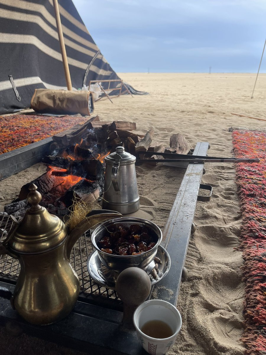 _alhakm's tweet photo. الدلة مفوّحة والنار مشبوبه
والحاكم القرم شخصيًا يحاضيها

تقول كنه يحاضي وجه رعبوبه
تبسمت له وهي تشري مقاضيها https://t.co/sYzWGLD9Xl