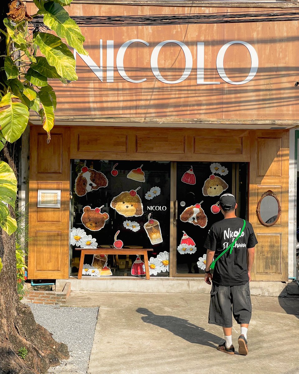 khunvee589's tweet photo. เริ่มแล้ววันแรก Nicolo ทิรามิสุ X Ploychava 🎄🦌 มีขนม เสื้อ เมนูเครื่องดื่ม น่ารักมากไปกัน #คาเฟ่ธีมคริสมาส #คาเฟ่พระโขนง https://t.co/Sii739nkXW