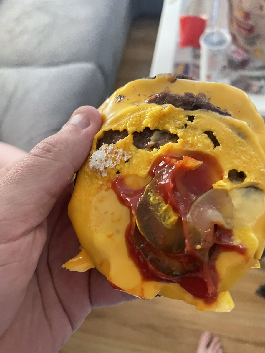 manlymothmaming's tweet photo. @maccas 

Barely any sauce, no onion and it’s just slopped on without a minor fuck to give. Call the kangaroo flat store and there phones are off. Called the Bendigo store and nobody answered. It’s a fucking joke. I paid $40 for cold disgusting poorly made food. https://t.co/LR4TecJPuw
