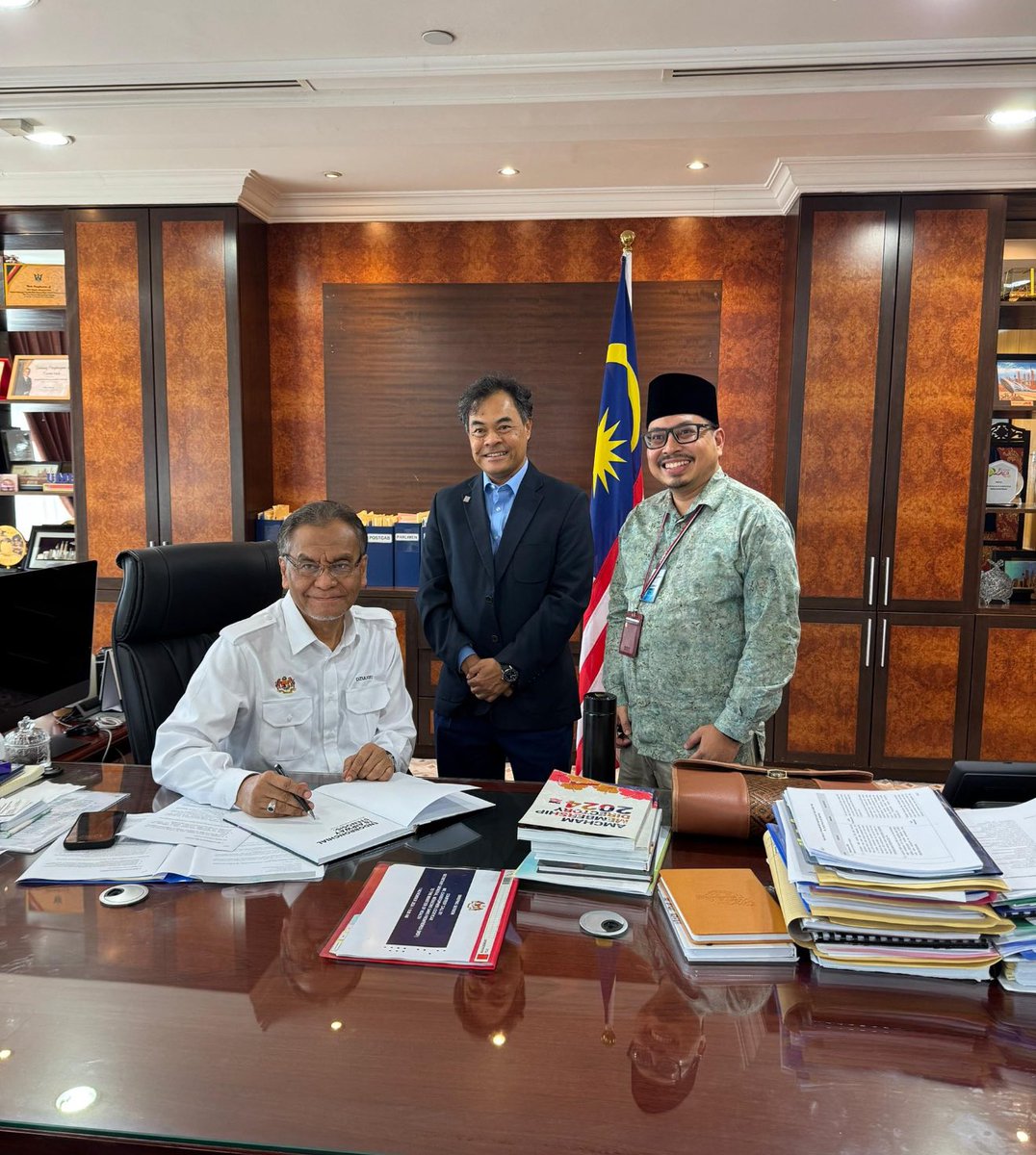 DrDzul's tweet photo. Salam Madani Semua❤️🇲🇾

So honoured to have been presented a book authored by a Panel of Experts (on Endobronchial TB Airway Stenosis: A Malaysian Perspective) with 
* Dr Jamalul Azizi, Chairman & Chief Reviewer & 
* Dr Mohd Amin, Chief Editor

Incidentally EBTB, not uncommon in Malaysia, are often times misdiagnosed as asthma by non-specialists doctors, invariably coming late stage, to be finally referred to the pulmonologists, with not so good outcome/prognosis..☺️

MOH is surely delighted to see the publication of this book, in the bigger agenda of ‘LUNG HEALTH INITIATIVE ‘ that we’ve recently presented in Geneva in the World Cancer Congress and is now hoping to spearhead a Resolution by Malaysia🇲🇾, to be presented in the next 2025 World Health Assembly (WHA) & United Nation General Assembly (UNGA)

KUDOS MABIP !!! 🇲🇾🇲🇾🇲🇾
 (Malaysian Association for Bronchology and Interventional Pulmonology)