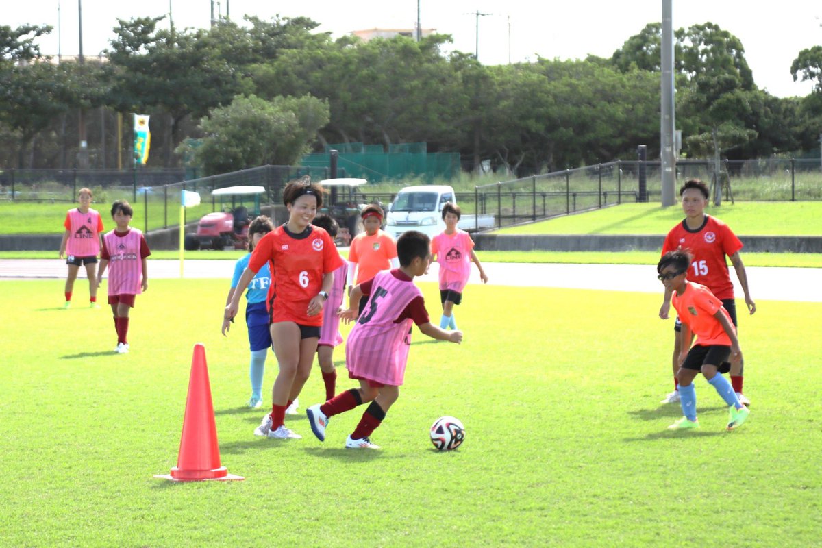 RYUKYU_DEIGOS's tweet photo. ／
11/3　沖縄市マッチデー
交流イベント参加者募集中⚽
＼

まだまだ参加者募集中です！
選手と一緒にピッチでボールを蹴って、サッカーを楽しみましょう☺

時間：13:15-14:00(試合終了後)
対象：未就学児～小学生の男女

▼下記応募フォームよりお申込みください！
https://t.co/YZ9m6yw2fE https://t.co/26xwppyaau