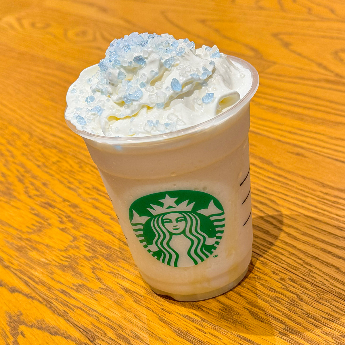 sutayuri's tweet photo. 幸せ✨
マカダミア ホワイトスノー チョコレート フラペチーノ

甘くておいしいぃぃ
見た目も可愛い❄️❄️

最後底に溜まってたホワイトチョコレートファッジ必死で全部吸った

#スタバ #新作 #初雪フラペチーノ https://t.co/j3b98Nvv2Y