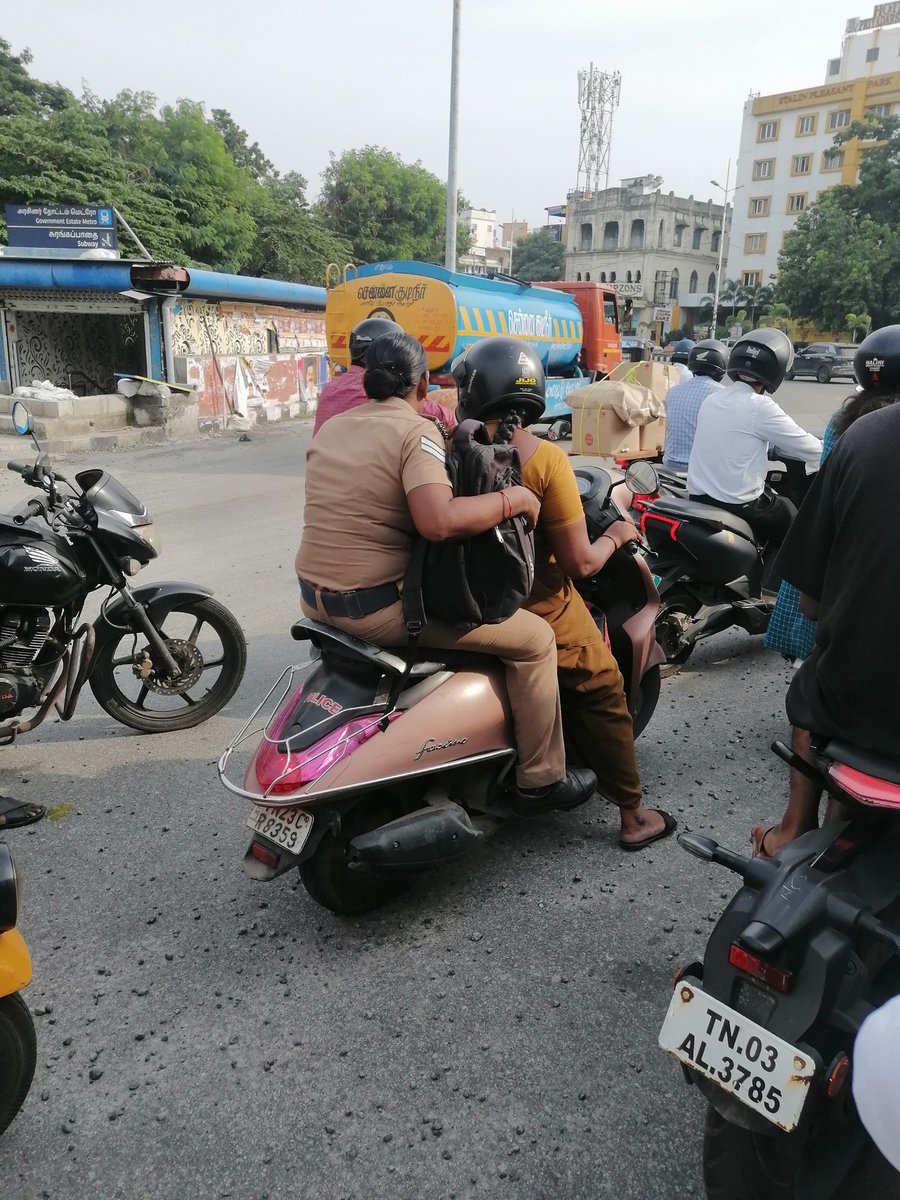smohdfarook's tweet photo. The  police officer  without helmet drive  @ Anna Salai GOVERNMENT OMANDHUR HOSPITAL SIGNAL
DATE 23 0ct 2024
TIME
15.:27
VECHILE DETAILS 
TN 23 CR 8359 https://t.co/CzNhd4OtIT