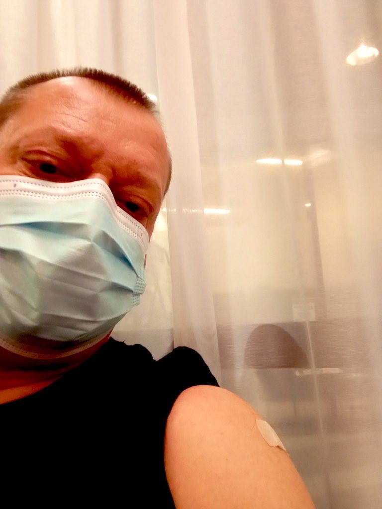 jaakkohelander's tweet photo. Huomenta. Pannullinen kahvia ja päälle uutisvirtaa. Tänään kalenteri näyttää pyhäinpäivää, vaan hyvinvointialue #LUVN on luvannut kaksi rokotetta antaa. Riskiryhmäläinen kiittää. Kuva on pandemia-ajalta. Mainiota lauantaita. https://t.co/aIAXe0QELA