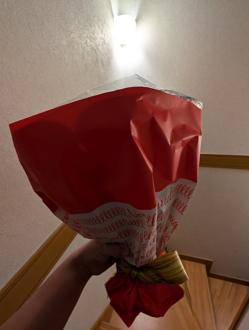 via_cry's tweet photo. 「カップヌードルをブーケにしたらええやん！」とかいう天才的発想を実現させちゃう日清食品すきだし、それを誕生日に送りつけてくる友達のセンスもすき https://t.co/g77pEmHBaF