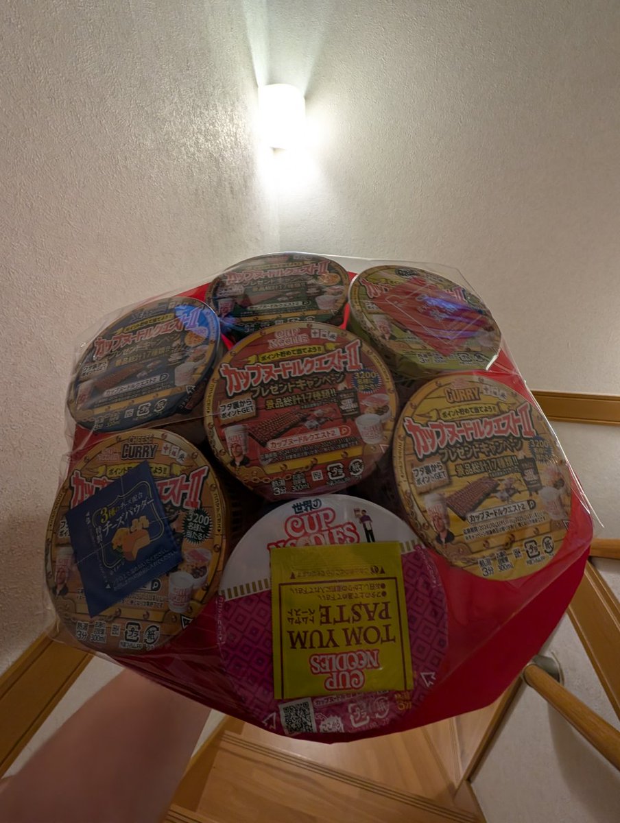 via_cry's tweet photo. 「カップヌードルをブーケにしたらええやん！」とかいう天才的発想を実現させちゃう日清食品すきだし、それを誕生日に送りつけてくる友達のセンスもすき https://t.co/g77pEmHBaF