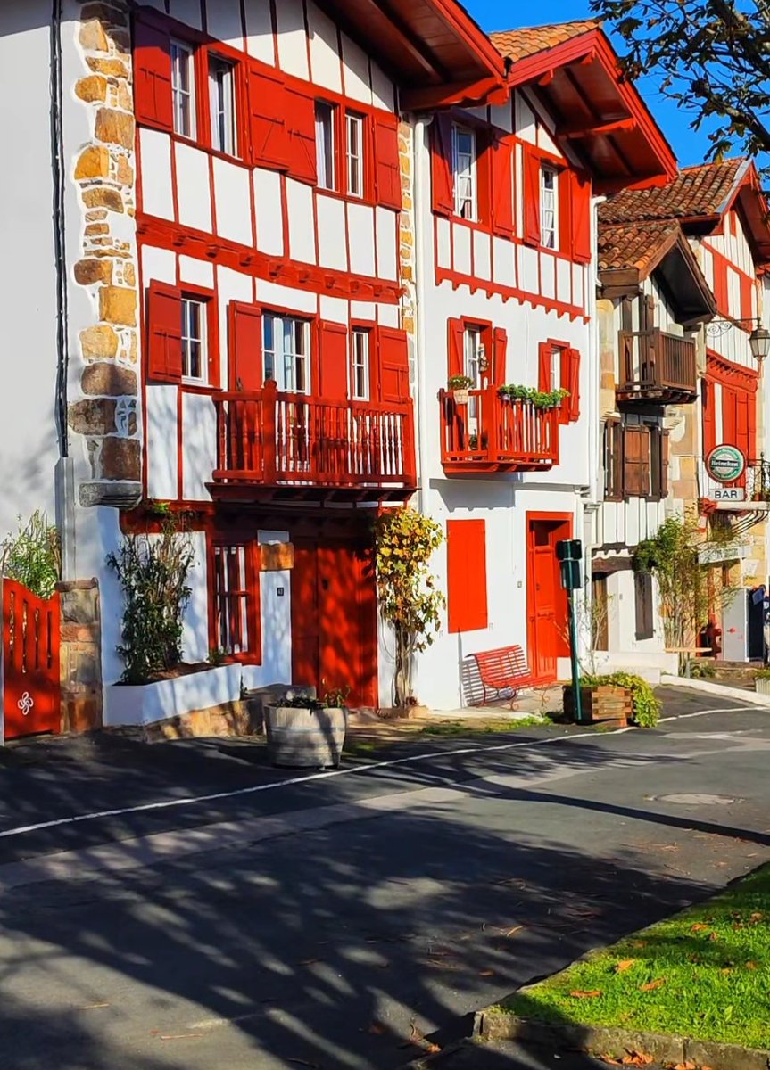 Ainhoa Lapurdi Euskal Herria 🥰.

Ainhoa Labourd Pays Basque 🥰.

📸 Pays Basque BAB 💞.

Belle et douce journée ☀️☔ 🌧️💫 ☕🦋 🌿🌹 🎶✨ 🍀🐞 💫🌺 ☕🍀 🐞🎶 💞.