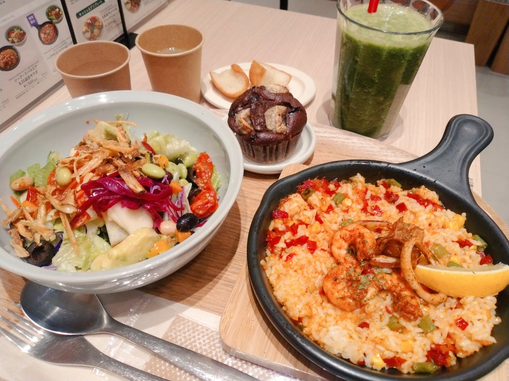 優待ランチは
クリレス えびそば一幻！
えびおにぎりを残ったスープに入れてリゾット風に！
食券購入後、優待券を店員さんに渡すと返金されます😄

その他は
・Jグループ 
うな匠 ひつまぶし二段重ね

・ロックフィールド
RF1サラダミール パエリア、サラダなど

FCCありがとうございます😭
#株主優待