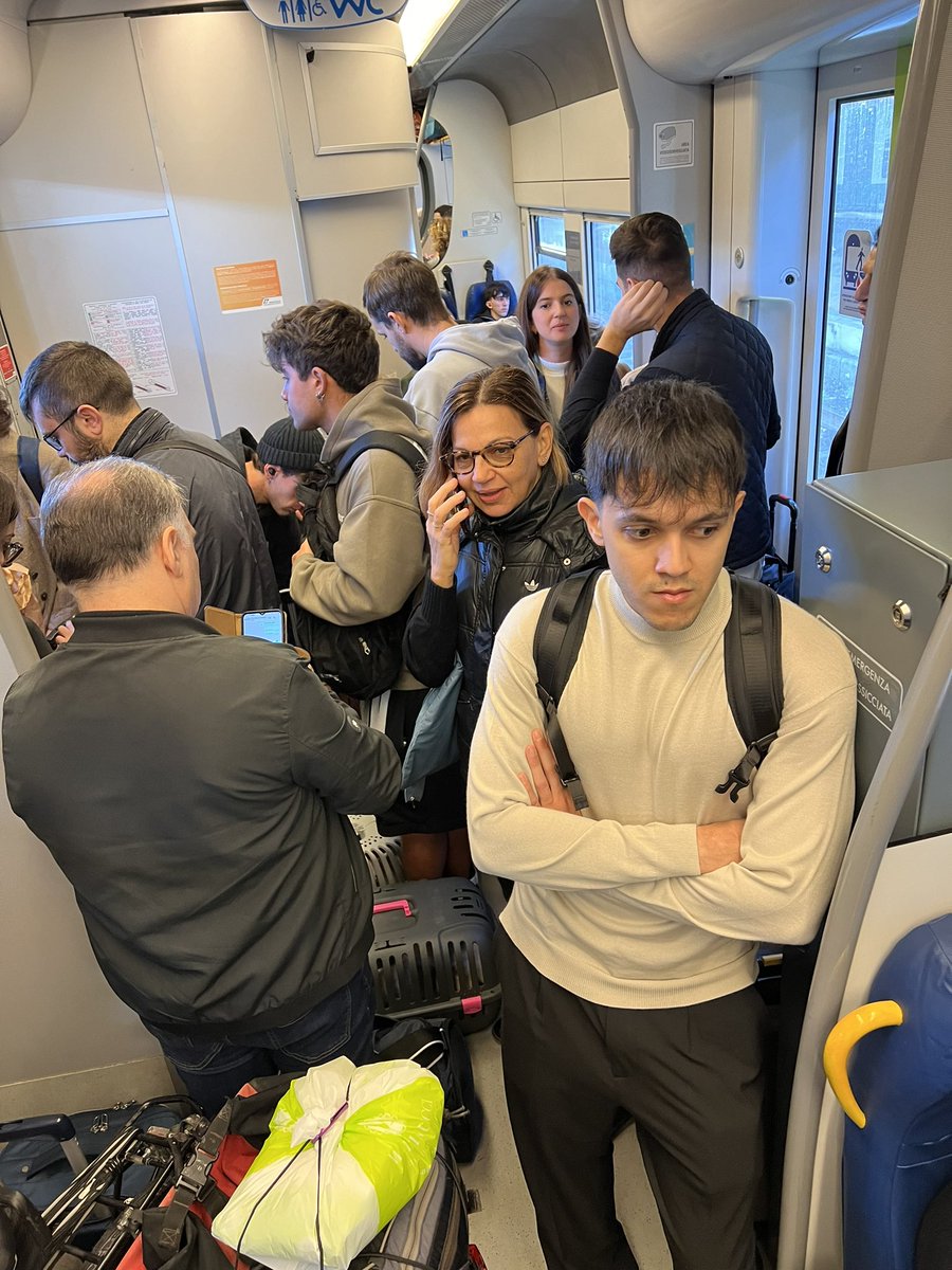 tapantanic's tweet photo. @quot_molise treno regionale R5113 da Roma termini a Isernia. Questa è la situazione. Inoltre l’unica toilette è fuori servizio. Vergogna! https://t.co/PrIMi6saRG