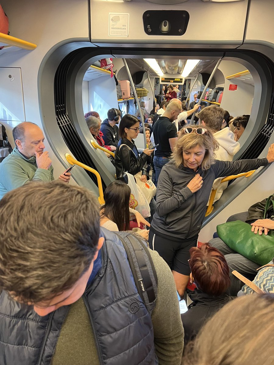 tapantanic's tweet photo. @quot_molise treno regionale R5113 da Roma termini a Isernia. Questa è la situazione. Inoltre l’unica toilette è fuori servizio. Vergogna! https://t.co/PrIMi6saRG