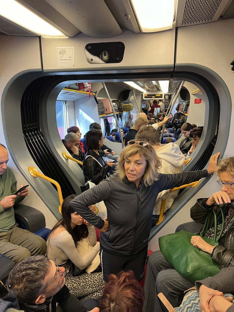 tapantanic's tweet photo. @Quot_Molise treno regionale R5113 da Roma termini a Isernia. Questa è la situazione. Inoltre l’unica toilette è fuori servizio. Vergogna! https://t.co/V80BOe61FX