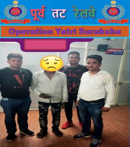 rpfecor1's tweet image. @RPF_INDIA 
#CrimeCracked
"Thief caught red-handed! RPF/East Coast Railway grabs a passenger belongings thief with a mobile phone from Bhubaneswar Railway station on 31st October2024.
#OperationYatriSuraksha