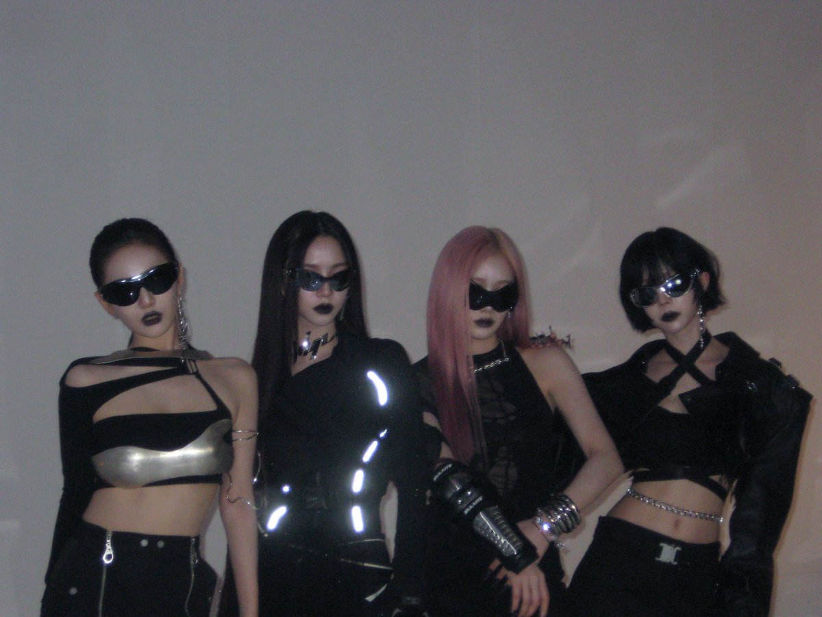 ningvinyl's tweet photo. kinda the most sickening group ever i’m sorry omg https://t.co/OwdVXwTn6v