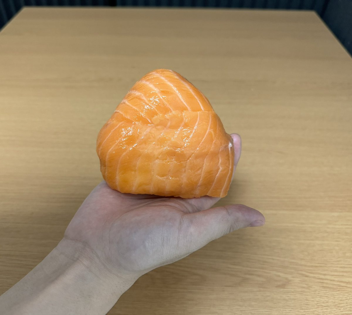 shussyussyu's tweet photo. おにぎり→うますぎ
寿司　　→うますぎ

🍙➕🍣＝神

サーモンおにぎりガチ美味い https://t.co/PVetb5V65D