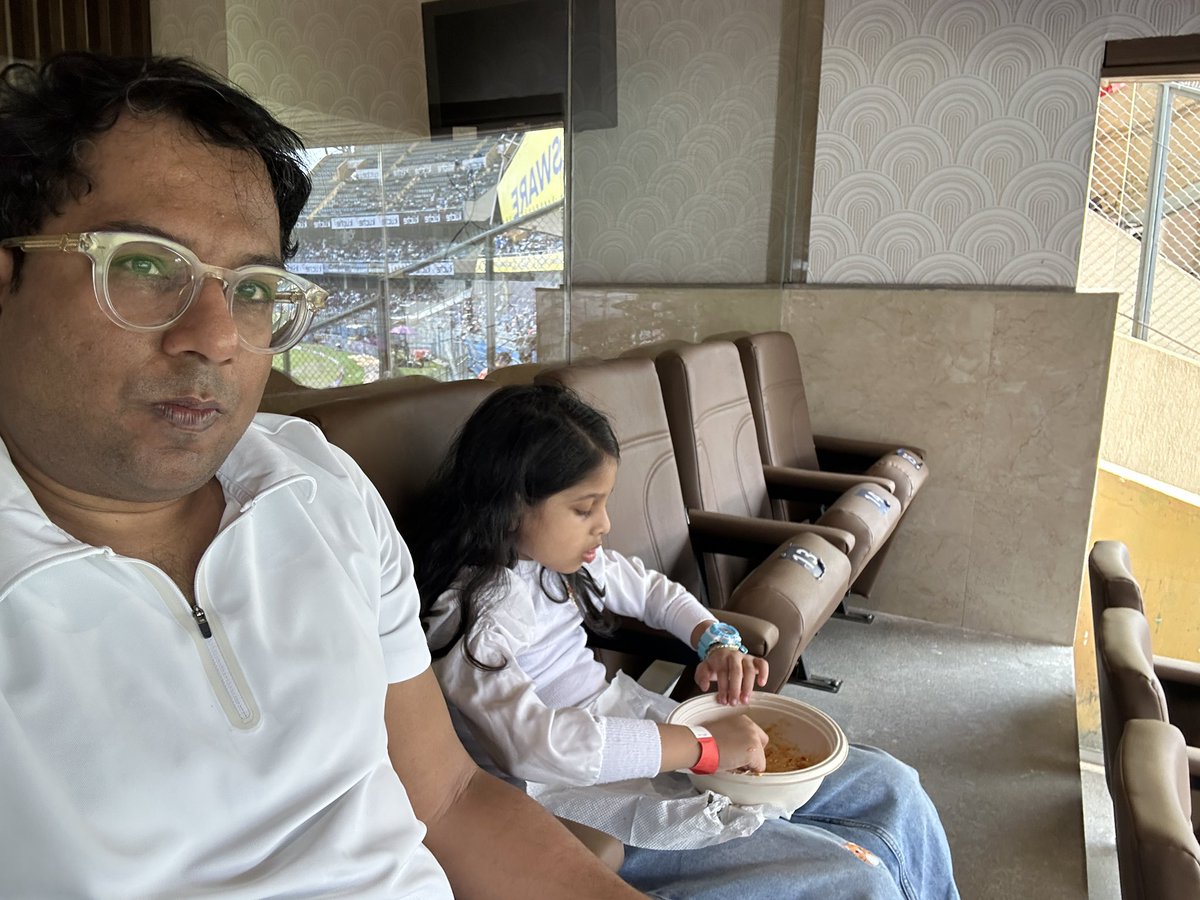 astutetosh's tweet photo. Preesha’s first live 🏏 game !!!
#indvnz #indvsbz #indvnztest #PredictKar https://t.co/w9pM4phiZa