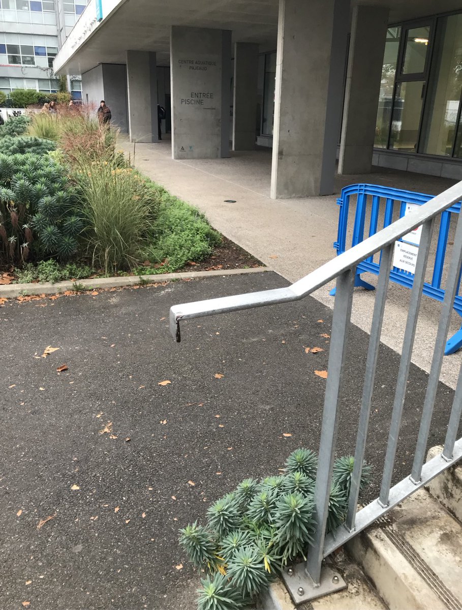 francoisbecker's tweet photo. Par ailleurs, devant le centre aquatique Pajeaud, serait-il possible de faire quelque chose pour cette fin de rampe sur laquelle j’ai déjà vu deux enfants différents se cogner la tête ? Merci @VilleAntony https://t.co/yyBoFqU6fU