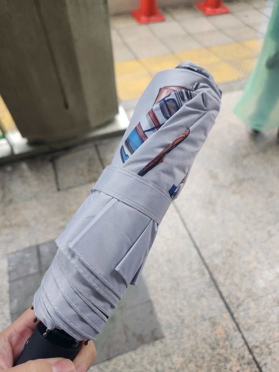 osatousan331's tweet photo. 雨季の頃は傘がなくTrofiの傘が届いた頃は乾期入りしたから出番ないかと思ったけど、今日雨降ったから初めて使えた😊わーーい☂️
@Trofi_Official
#TROFIxeversuM #eversuM
#TROFI2024 #TROFI https://t.co/sQ3NABxhiv