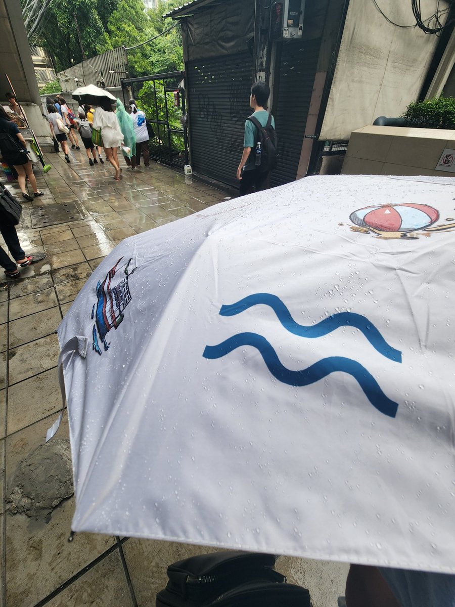 osatousan331's tweet photo. 雨季の頃は傘がなくTrofiの傘が届いた頃は乾期入りしたから出番ないかと思ったけど、今日雨降ったから初めて使えた😊わーーい☂️
@Trofi_Official
#TROFIxeversuM #eversuM
#TROFI2024 #TROFI https://t.co/sQ3NABxhiv
