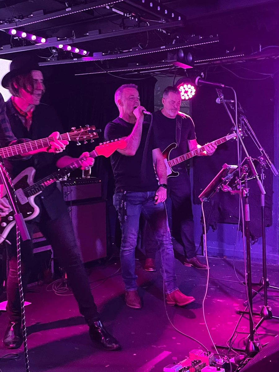 rickyriots tweet media