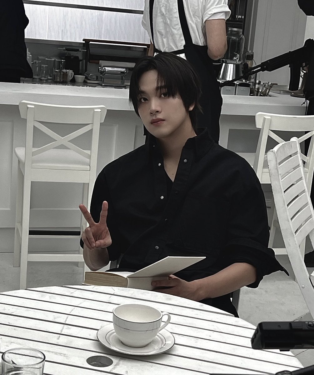 Slow down. A glass of coffee won’t hurt anyone, right? Dressed in a head-to-toe black fit, I let the casual waves envelop me in the refined ambiance. It feels gentle to reflect on it endlessly, as everything there offered me nothing but fine experiences.