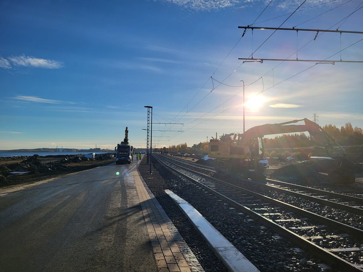 treratikka's tweet photo. Hyvää marraskuuta! Raitiotietyöt osalla 2 valmistuvat kovaa kyytiä, sillä hankkeen valmiusaste on jo 95%! 🥳 

Marraskuussa Näsisaaressa viimeistellään rakentamistöitä ja aloitetaan koeajot 🙌 Lisää kuulumisia: https://t.co/Oh71xgS5BC
#Raitiotieallianssi #TampereenRatikka #osa2 https://t.co/RqteZiDnmB