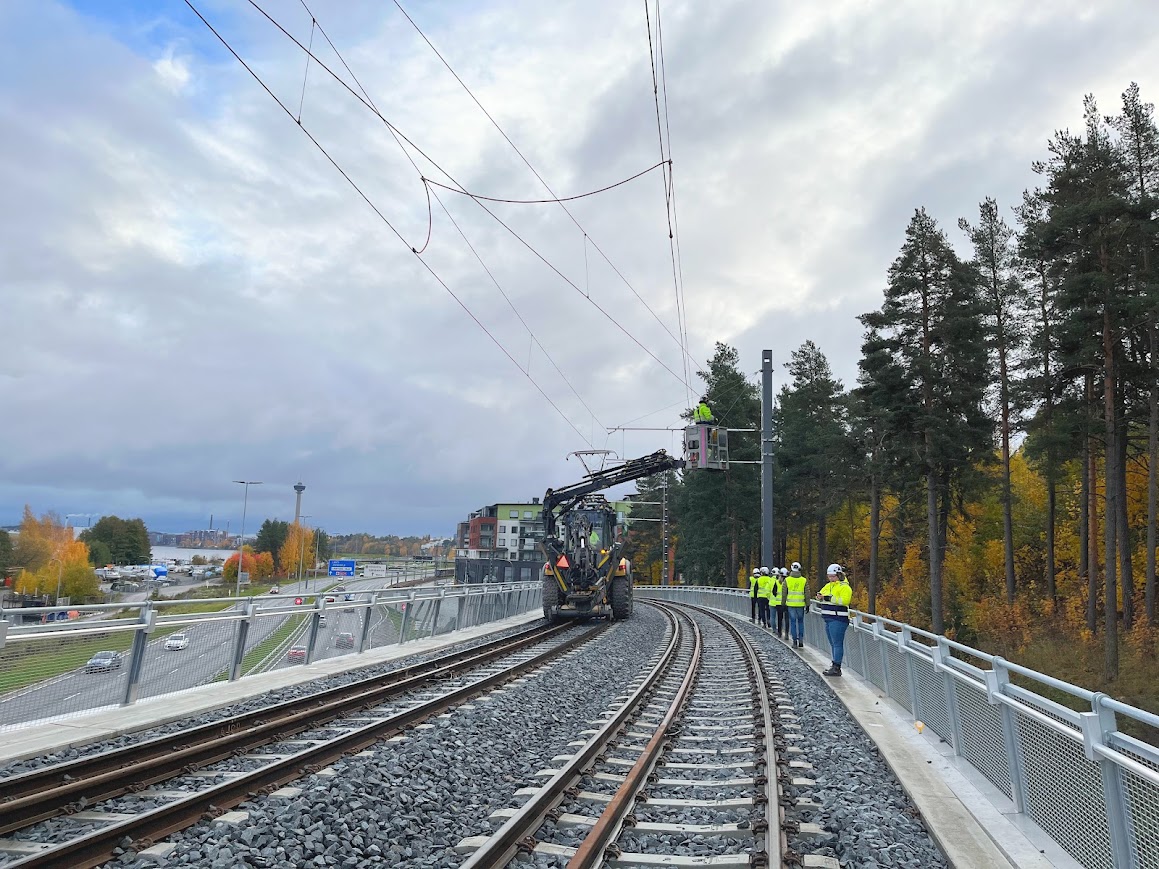 treratikka's tweet photo. Hyvää marraskuuta! Raitiotietyöt osalla 2 valmistuvat kovaa kyytiä, sillä hankkeen valmiusaste on jo 95%! 🥳 

Marraskuussa Näsisaaressa viimeistellään rakentamistöitä ja aloitetaan koeajot 🙌 Lisää kuulumisia: https://t.co/Oh71xgS5BC
#Raitiotieallianssi #TampereenRatikka #osa2 https://t.co/RqteZiDnmB